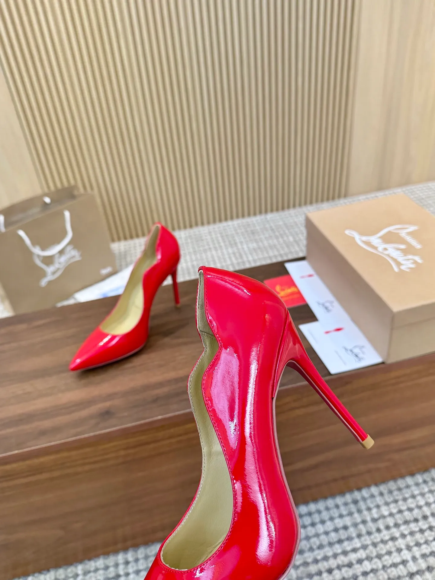👟👟Ex-factory price 440 👟👟 Genuine leather sole +40 shipped all year round 💝Christian Louboutin CL👠 "Imported cow patent leather💎 series" noble and luxurious, real blingbling👟👟 real materials, all customized by the pattern maker, and the materials are made of original customized materials, achieving the taste of the original 5 color options💍 Upper: imported 👉cow patent leather💪 lining: sheepskin foot pad/lining code number: 34-40.41.42 heel height: two options: 10.5cm and 8.5cm